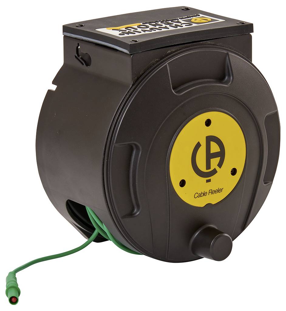 Schwarzer Kabelaufroller mit gelbem Logo der Marke 'Cable Reeler'. Grünes Kabel teilweise aufgewickelt, Verwendung in Werkstätten.