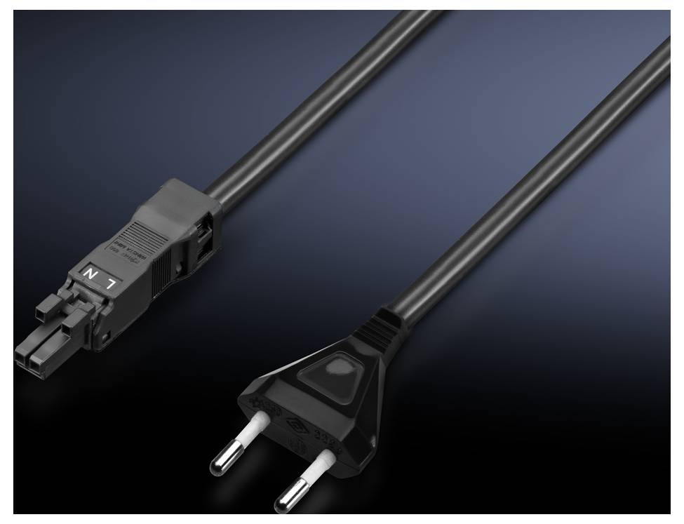 Ein schwarzes Stromkabel mit einem abgerundeten Stecker auf der linken Seite und einem zweipoligen Eurostecker auf der rechten Seite.