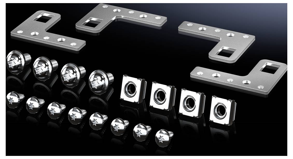 Metallteile-Set mit Winkelplatten, Schrauben und Muttern auf schwarzem Hintergrund zur Montage oder Befestigung in Maschinenbauprojekten.