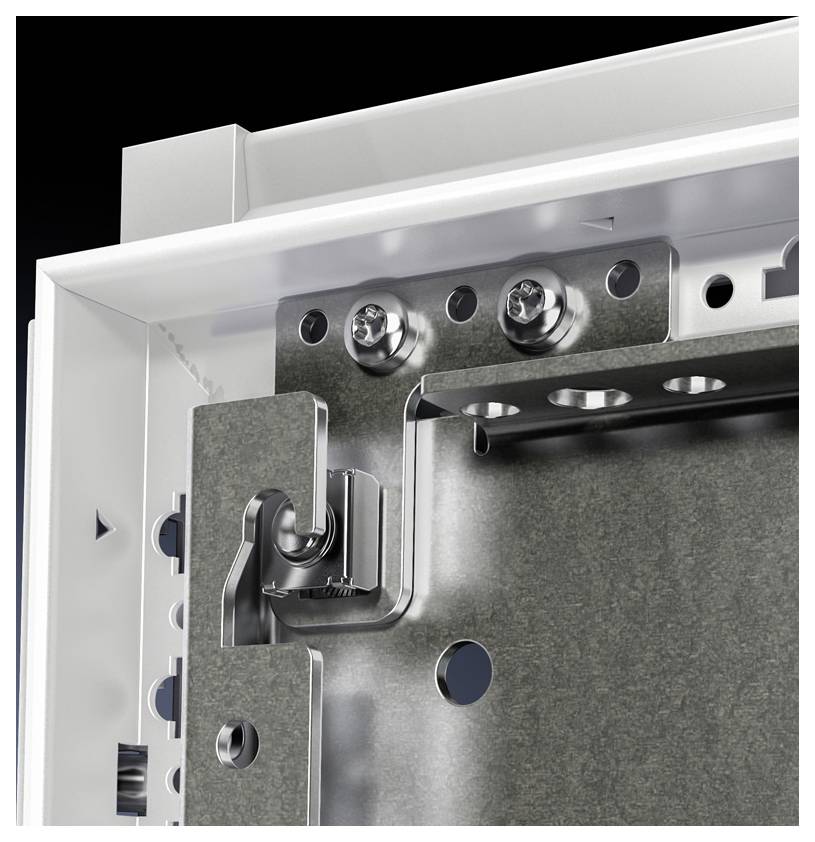 Detailaufnahme eines Metallverbinders an einem elektrischen Gehäuse. Sichtbar sind Schrauben, die den Verbinder fixieren.