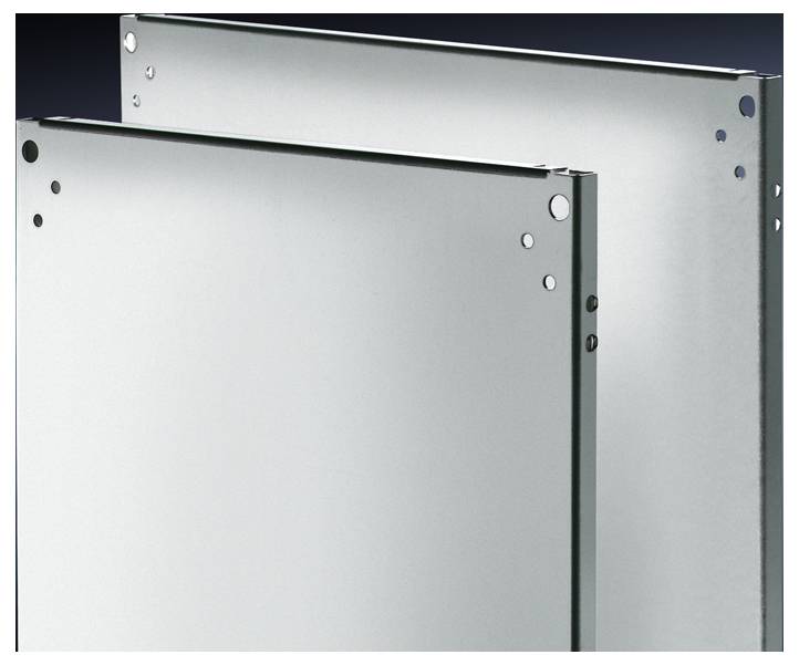 Zwei graue Metallplatten nebeneinander, mit Löchern an den Rändern, vor dunklem Hintergrund.