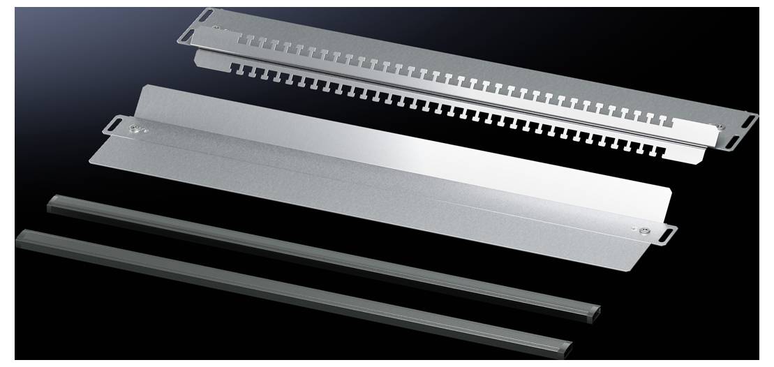 Metallschutzblende und Kabelmanagementzubehör in silberner Farbe, die für Server-Racks verwendet werden.