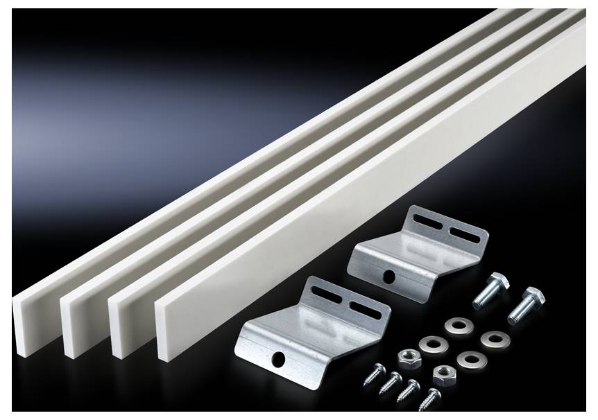 Montageset für Solarmodulinstallation: Drei weiße Schienen, zwei Metallhalterungen und Befestigungsschrauben auf schwarzem Hintergrund.