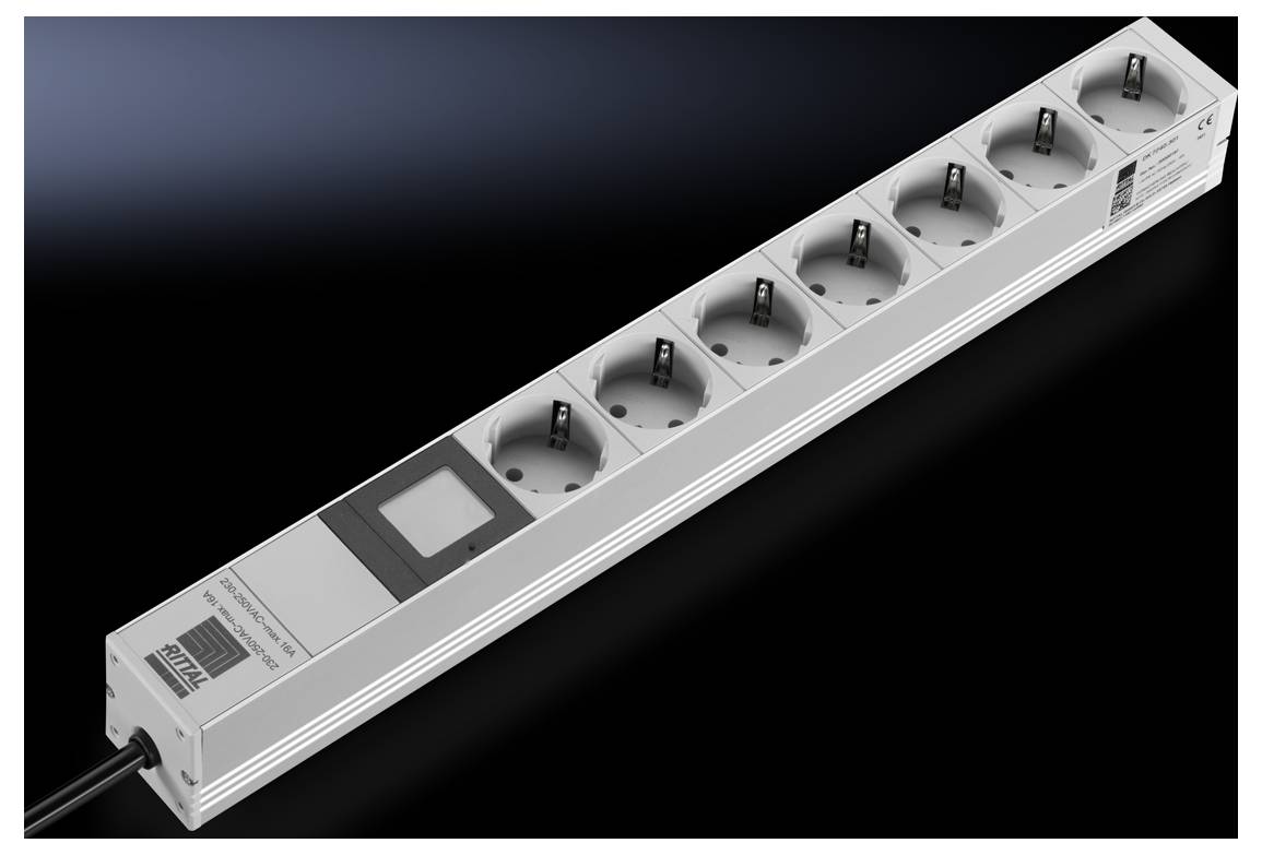 Sechser-Steckdosenleiste in silber-grau mit Kippschalter links auf schwarzem Hintergrund. Geeignet für mehrere elektronische Geräte.