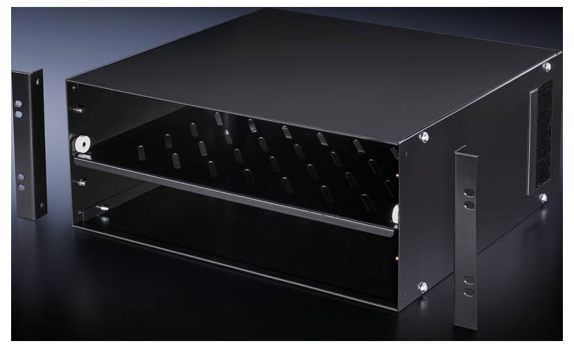 Schwarzes, rechteckiges Metallgehäuse mit Belüftungsschlitzen. Zwei Halterungen sind abgenommen. Geeignet für technische Geräte.