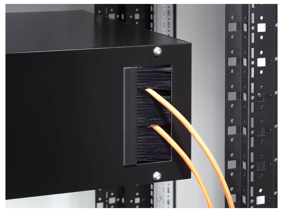 Ein schwarzer Server-Schrank mit zwei orangefarbenen Kabeln, die durch eine Öffnung geführt werden. Befestigt an einem Metallrahmen.