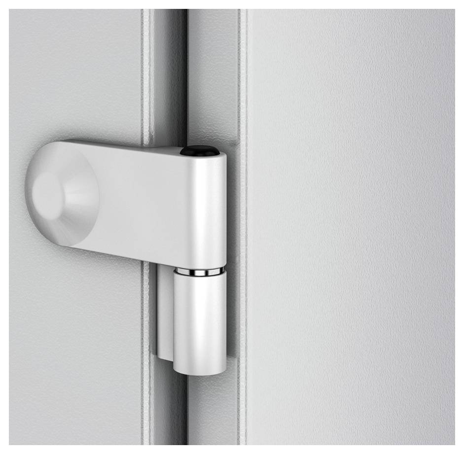 Ein modernes Türscharnier, matt silberfarben, an einer weißen Tür montiert.