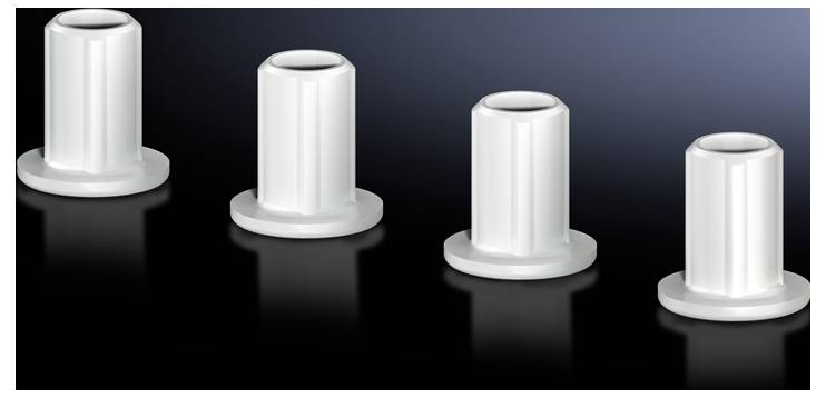 Vier weiße zylindrische Kunststoffteile mit Flansch auf dunklem Hintergrund, gleichmäßig nebeneinander angeordnet.