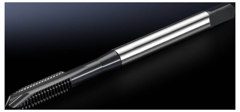 Ein HSS-Gewindebohrer mit glatter Oberfläche und präzise geschliffenen Schneidzähnen, vor einem dunklen Hintergrund.