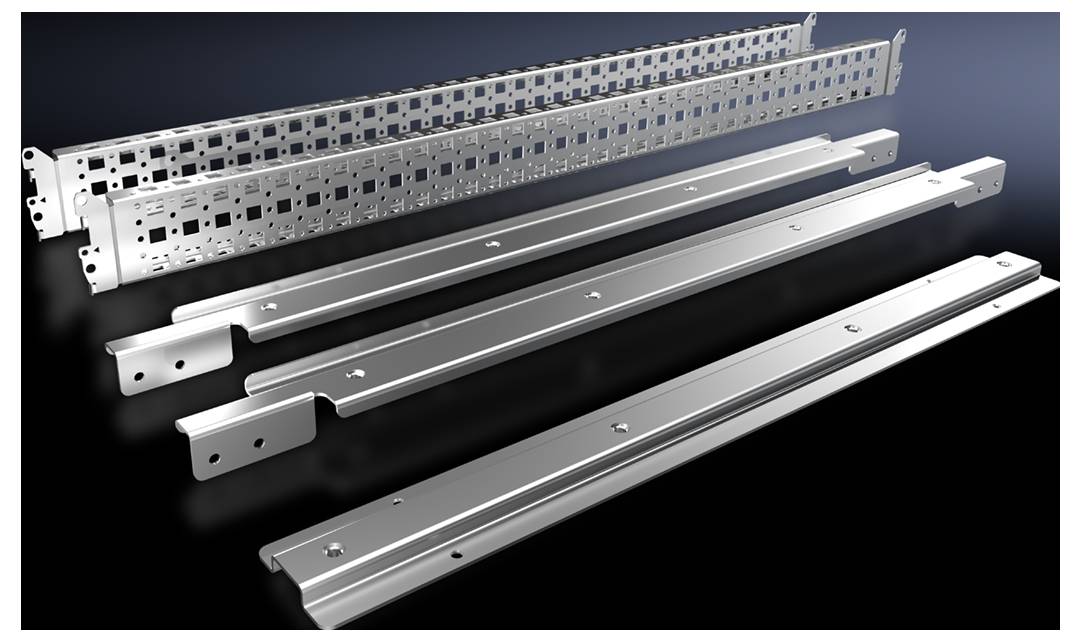 Metallische Rackschienen auf schwarzem Hintergrund, angeordnet in parallelen Reihen.