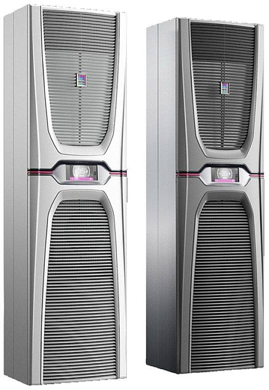 Zwei silberne Server-Racks stehen nebeneinander. Sie haben Lüftungsschlitze und ein kleines Display in der Mitte.