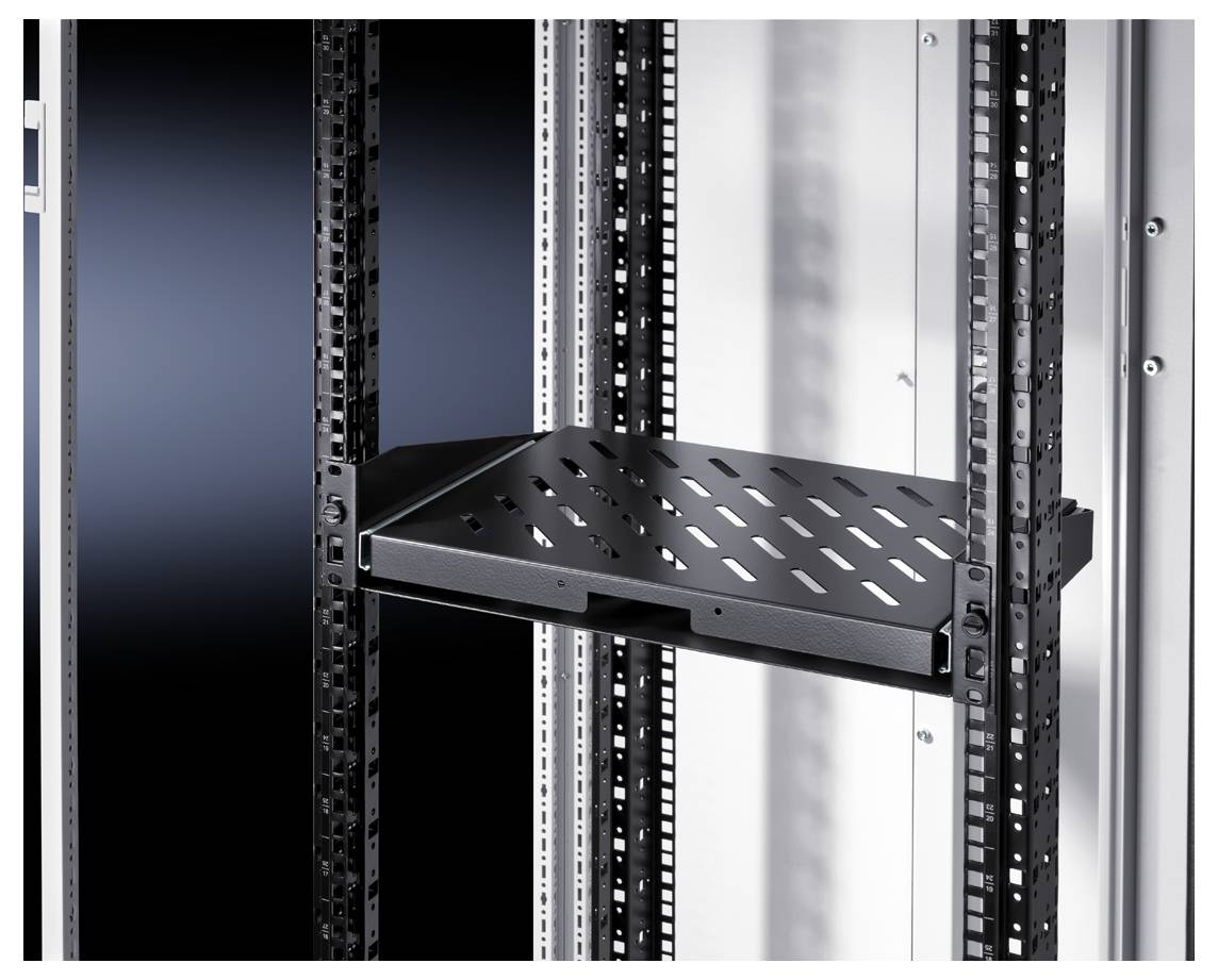 Metallregal-Schublade in einem offenen Server-Rack, teilweise eingezogen und leer, mit perforierter Oberfläche zur Belüftung.