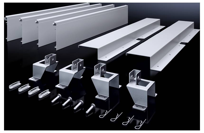 Metallkomponenten eines Montagesystems: Profile, Halterungen und Schrauben, auf schwarzem Hintergrund ausgestellt. Geeignet für Bauinstallationen.
