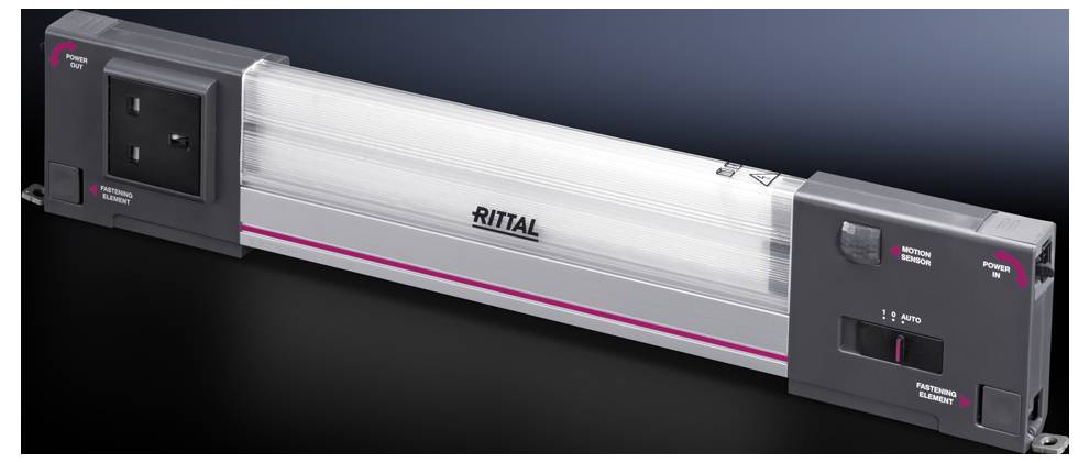 Industrieleuchte mit Steckdose, Schalter und Label 'RITTAL'. Geeignet für Gehäusemontage, bietet Beleuchtung für technische Installationen.