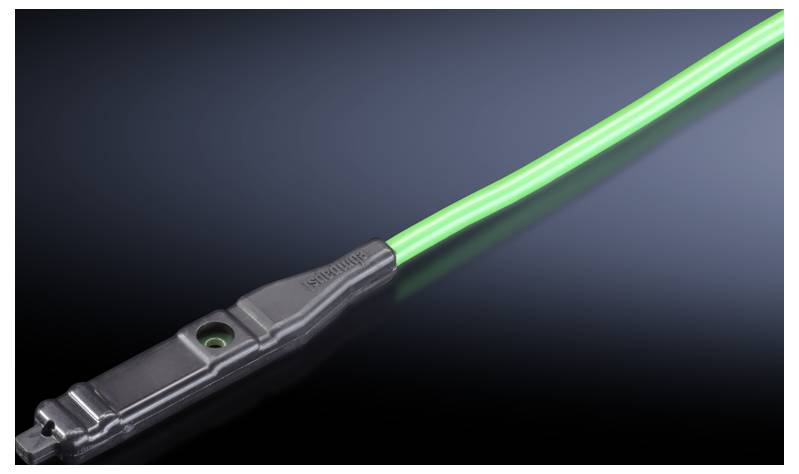 Nahaufnahme eines leuchtenden grünen Lichtleiters auf dunklem Hintergrund, der Technologie und Präzision in der Lichtübertragung darstellt.