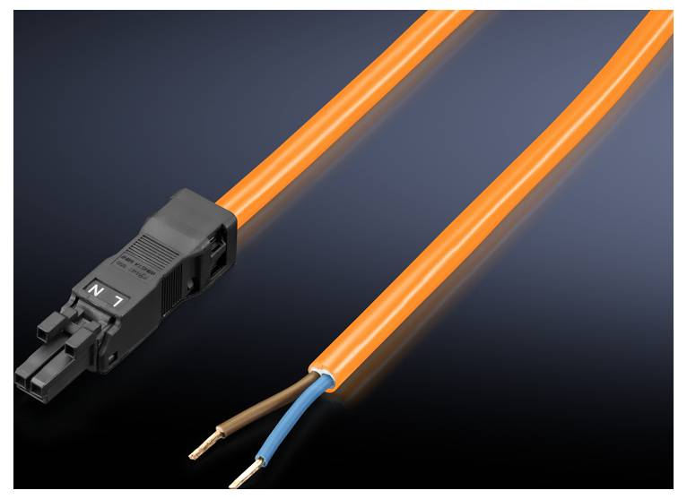 Ein orangefarbenes Kabel mit einem schwarzen Stecker links, auf dem 'L' und 'N' markiert sind. Rechts sind zwei offene Drähte zu sehen.