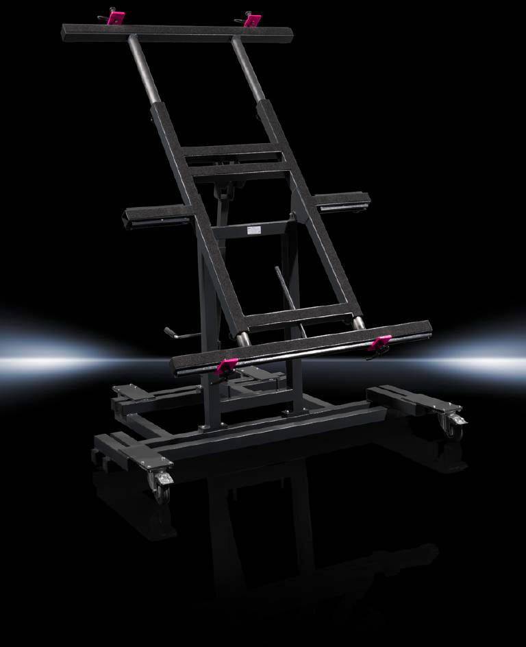 Eine schwarze, verstellbare Halterung auf Rollen für große Bildschirme, vor einem schwarzen Hintergrund, beleuchtet von einem Lichtstreifen.