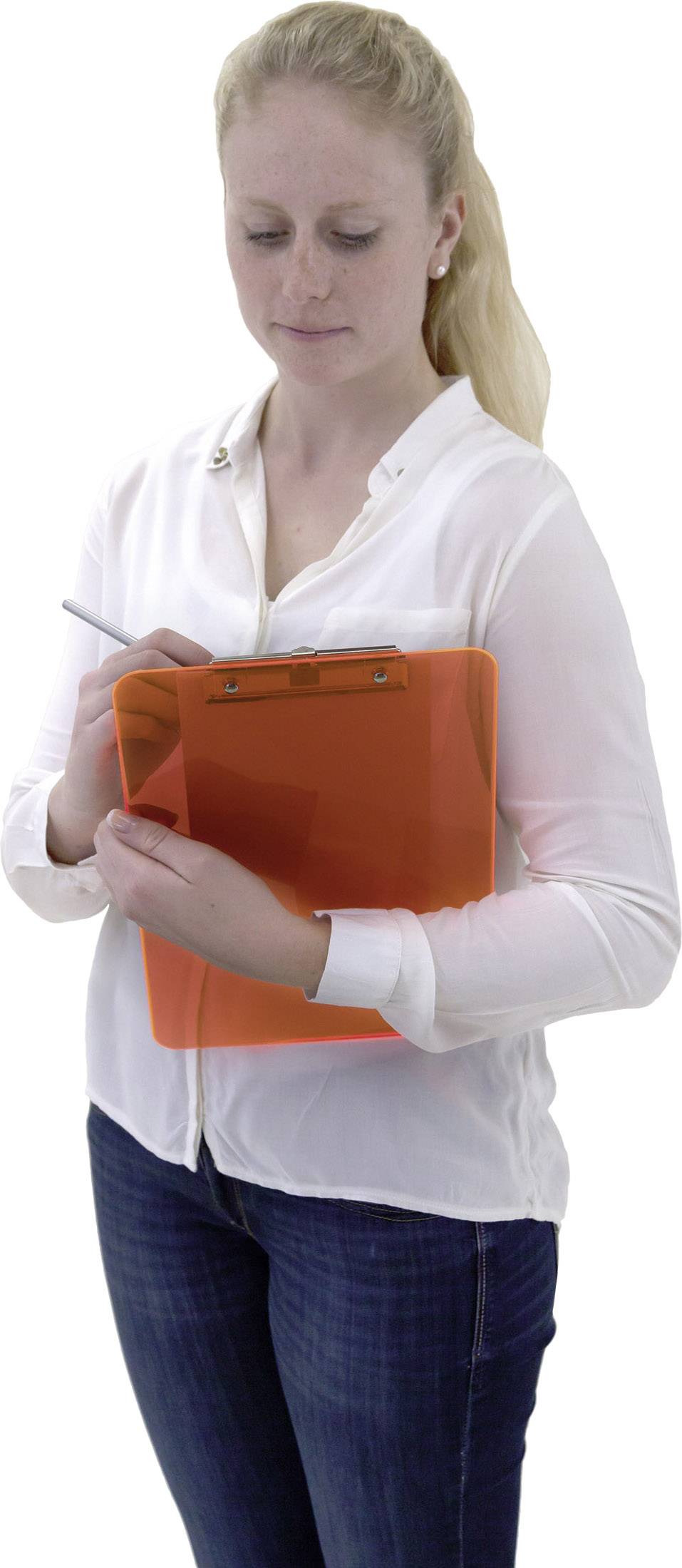 Eine Frau steht mit einem orangefarbenen Klemmbrett und schreibt etwas auf einem Blatt Papier.