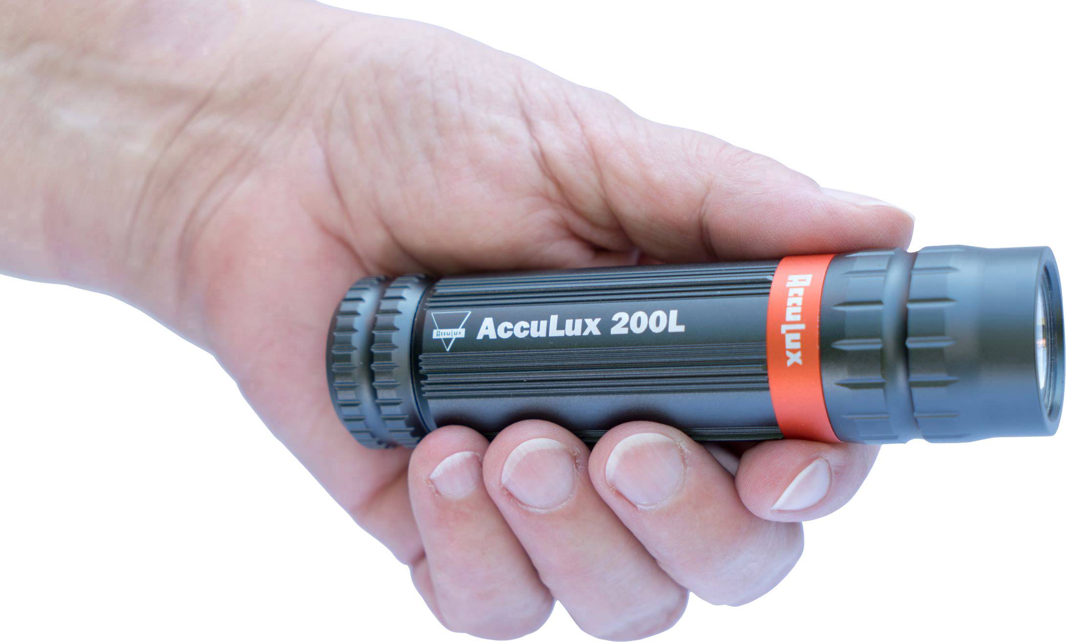 Eine Hand hält eine schwarze Taschenlampe mit der Aufschrift 'AccuLux 200L', roter Streifen am Gehäuse.