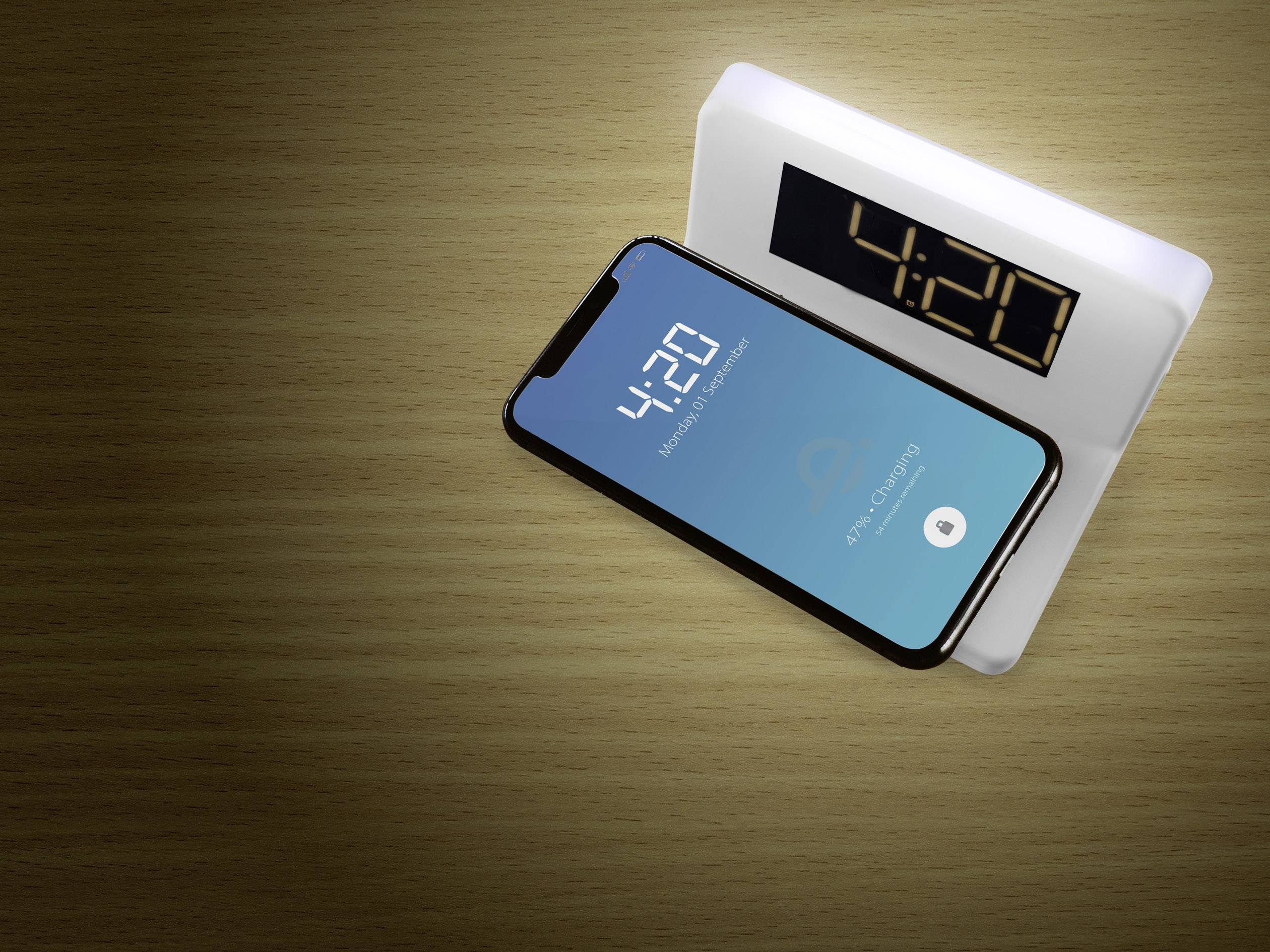 Caliber Induktions-Ladegerät 2000 mA HCG018Qi HCG018Qi/W Ausgänge Induktionslade-Standard, USB Weiß