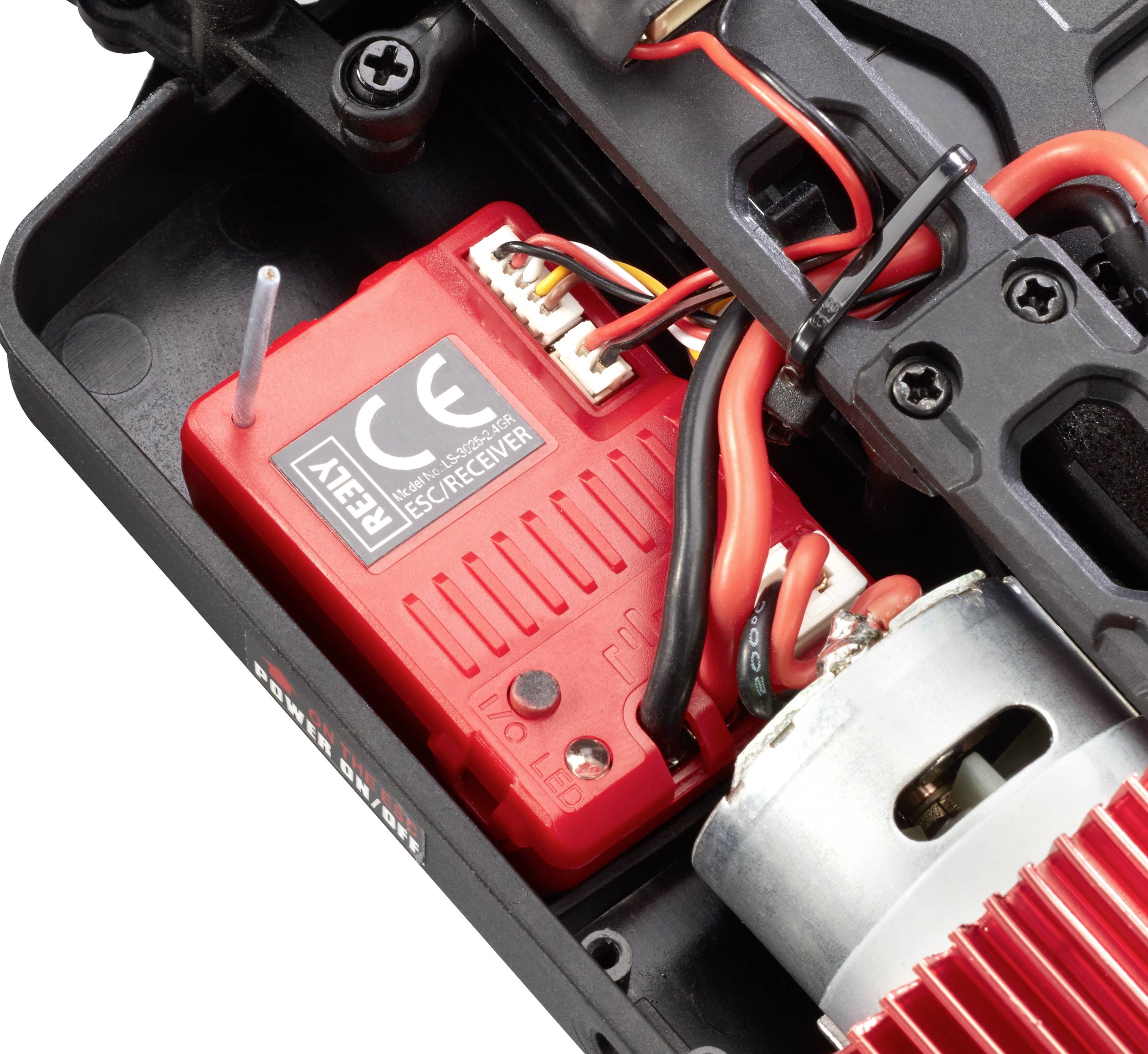 Nahaufnahme eines RC-Auto-Getriebes mit rotem Empfänger, verkabelten Anschlüssen und einem Motor. Central für die Steuerung des Fahrzeugs.