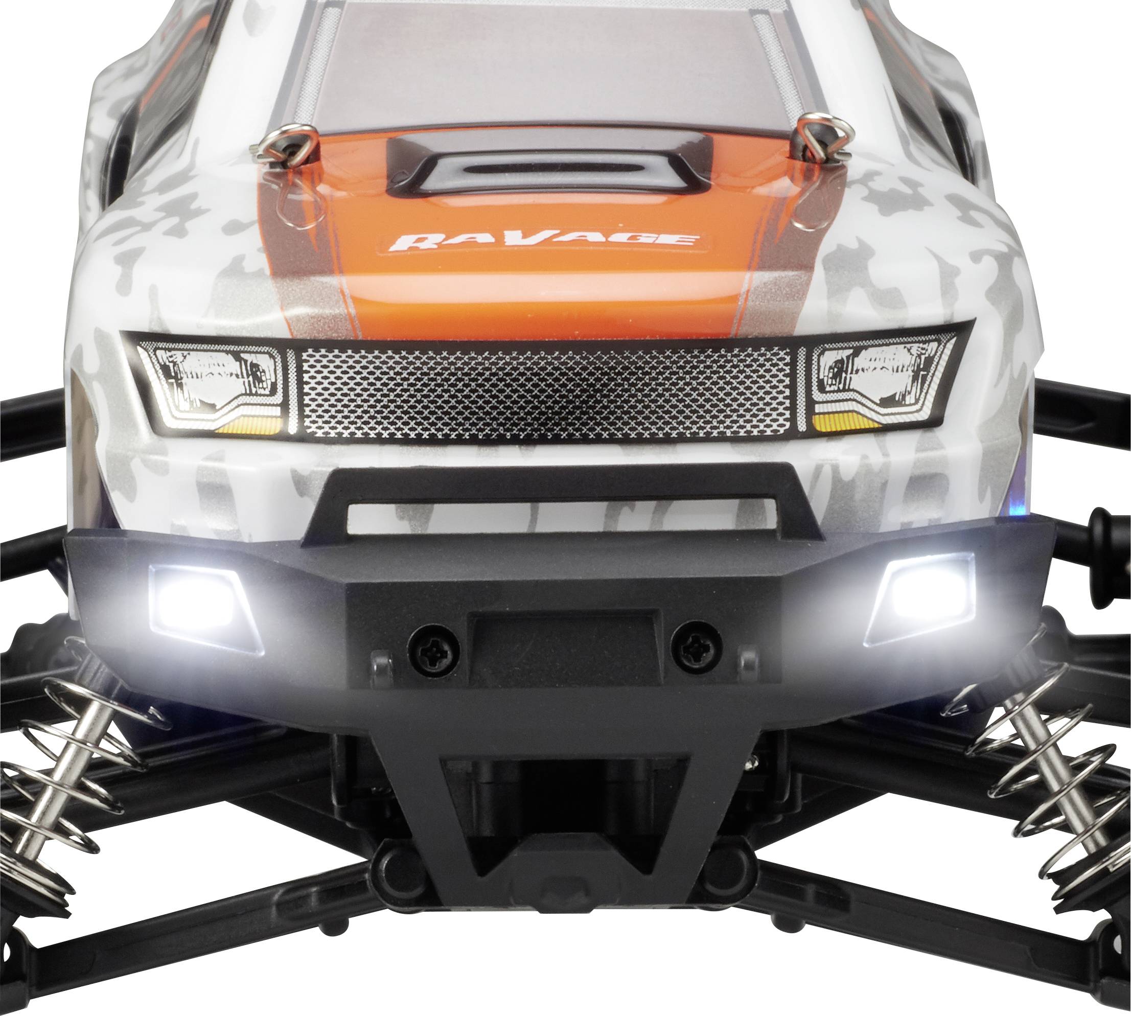 Spielzeugauto mit Camouflage-Design und orangefarbener Haube, Frontansicht. Zwei leuchtende Scheinwerfer und sichtbare Stoßdämpfer.