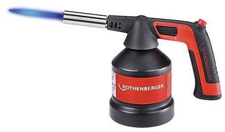 Ein Hand-Gasbrenner mit rotem Griff und schwarzem Brennerkörper, erzeugt eine blaue Flamme.