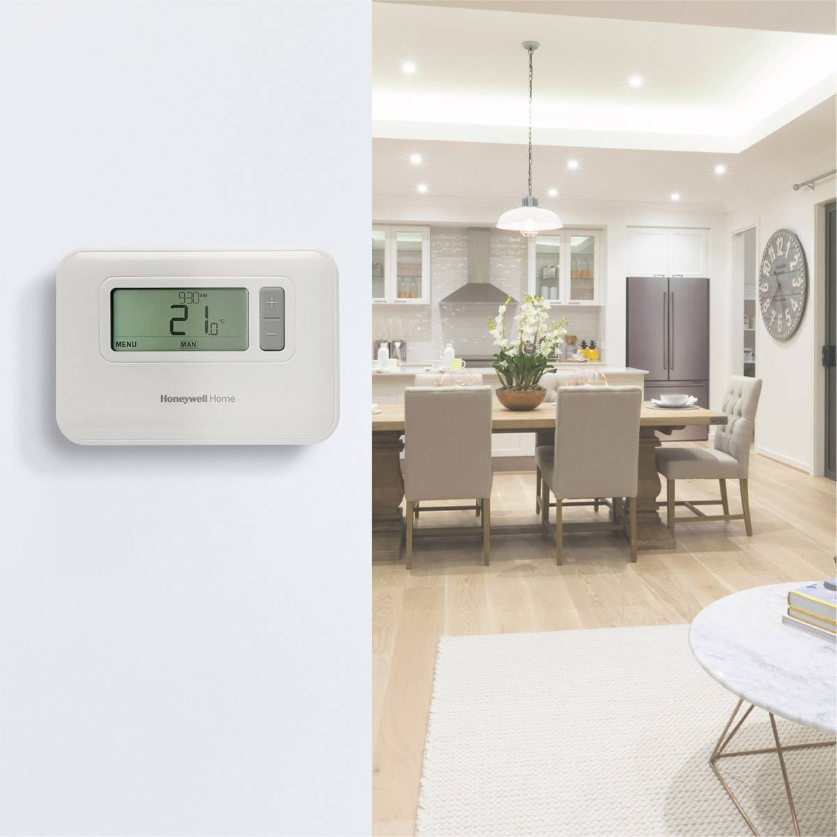 Ein modernes Wohnzimmer mit Tisch und Stühlen. An der Wand ein Thermostat mit Digitalanzeige: '20 Grad'. Im Hintergrund Küche.