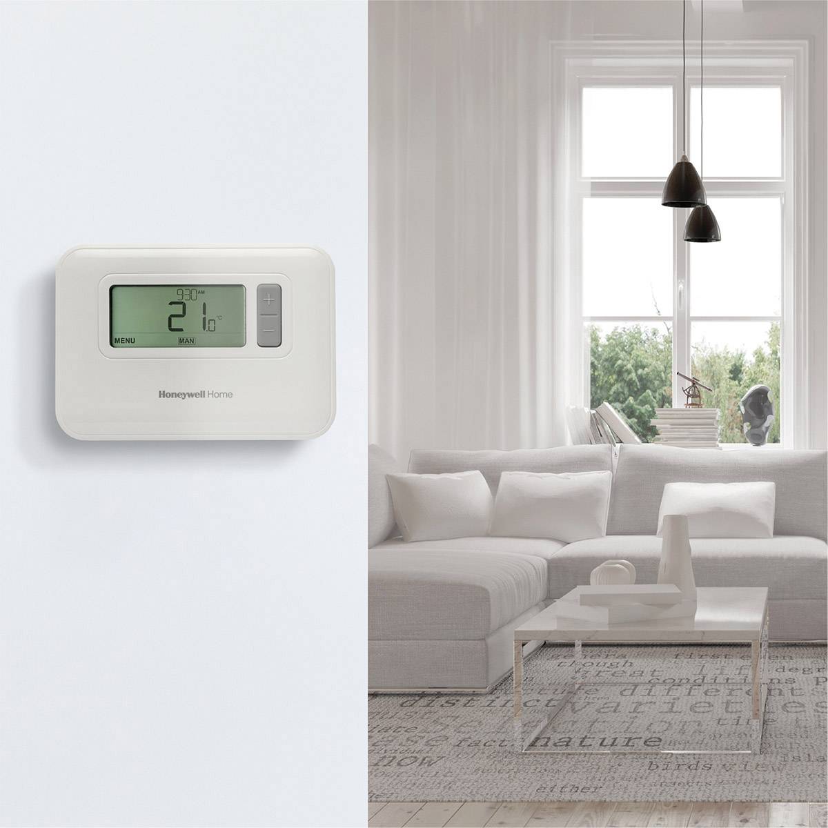 Digitalthermostat an der Wand neben einem hellen Wohnzimmer mit Sofa, Tisch und Lampe. Blick aus dem Fenster auf grüne Bäume.