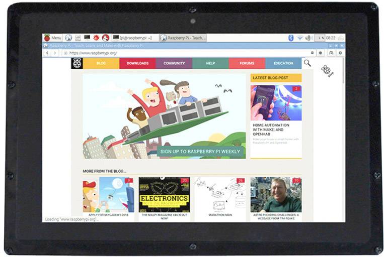Ein Tablet zeigt die Webseite des Raspberry Pi. Oben sind Navigationsoptionen wie 'Blog', 'Downloads', und 'Community' sichtbar.