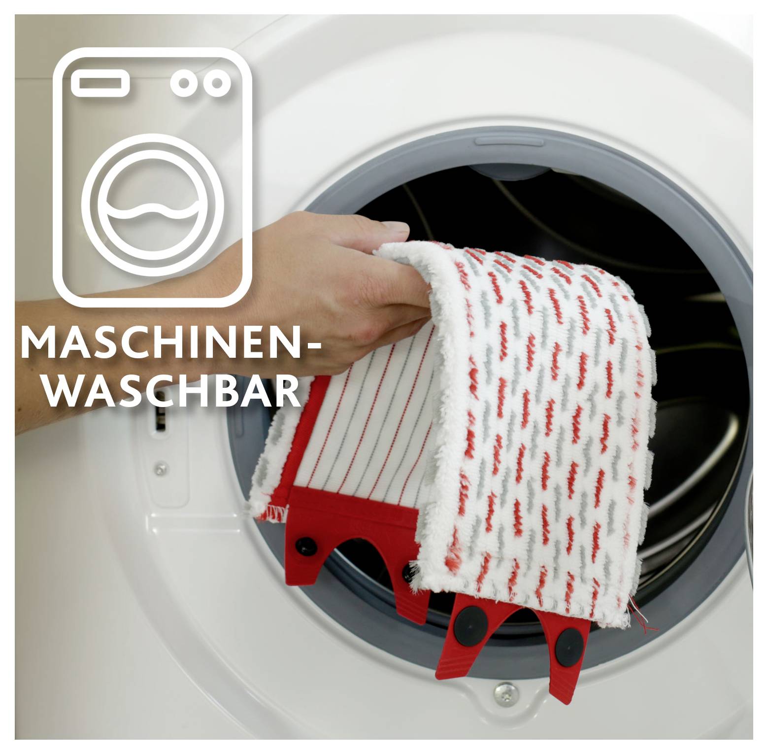 Hand, die einen Wischkopf in eine Waschmaschine legt, mit dem Text „MASCHINEN-WASCHBAR