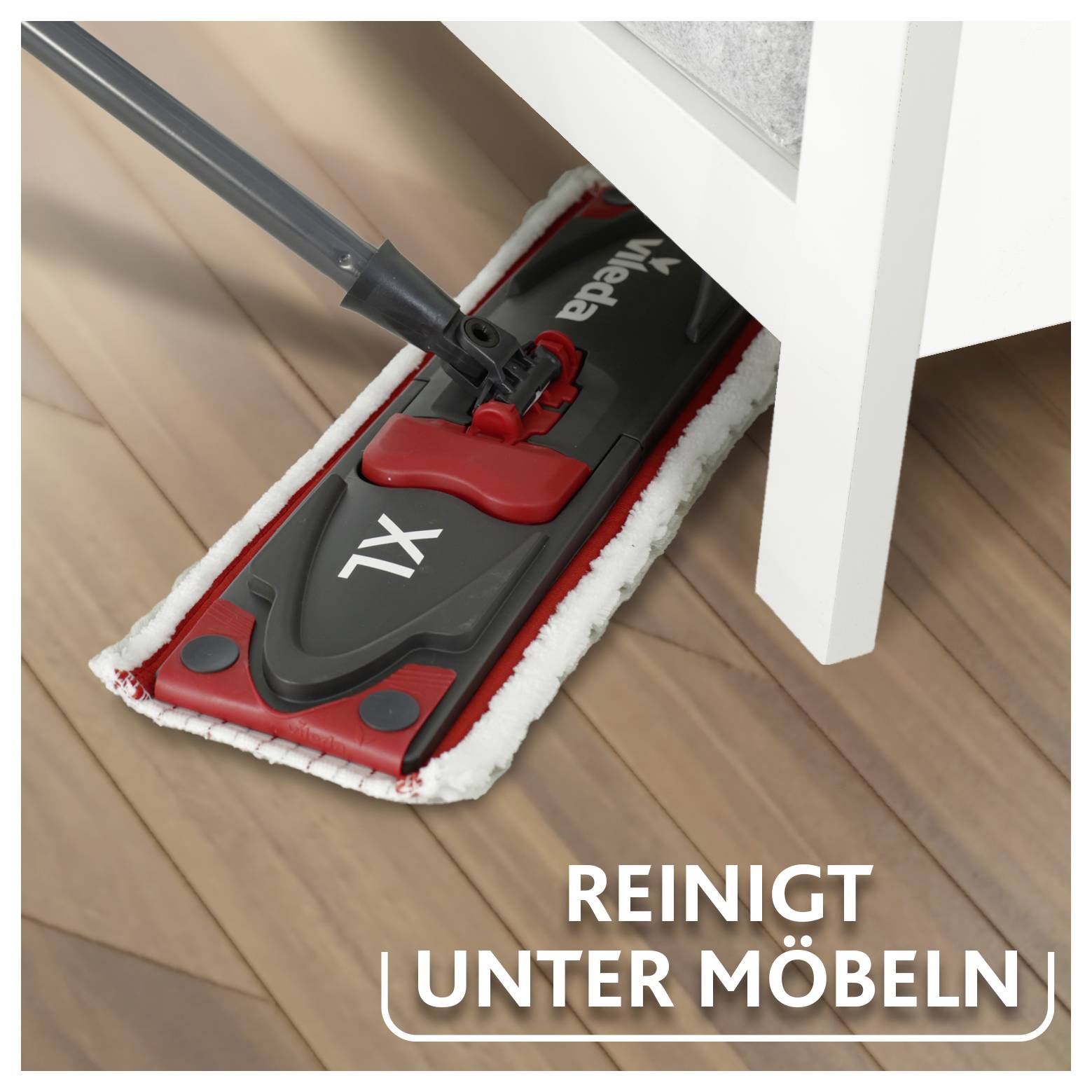 Flacher Mopp reinigt unter Möbeln auf einem Holzboden, mit Text „REINIGT UNTER MÖBELN