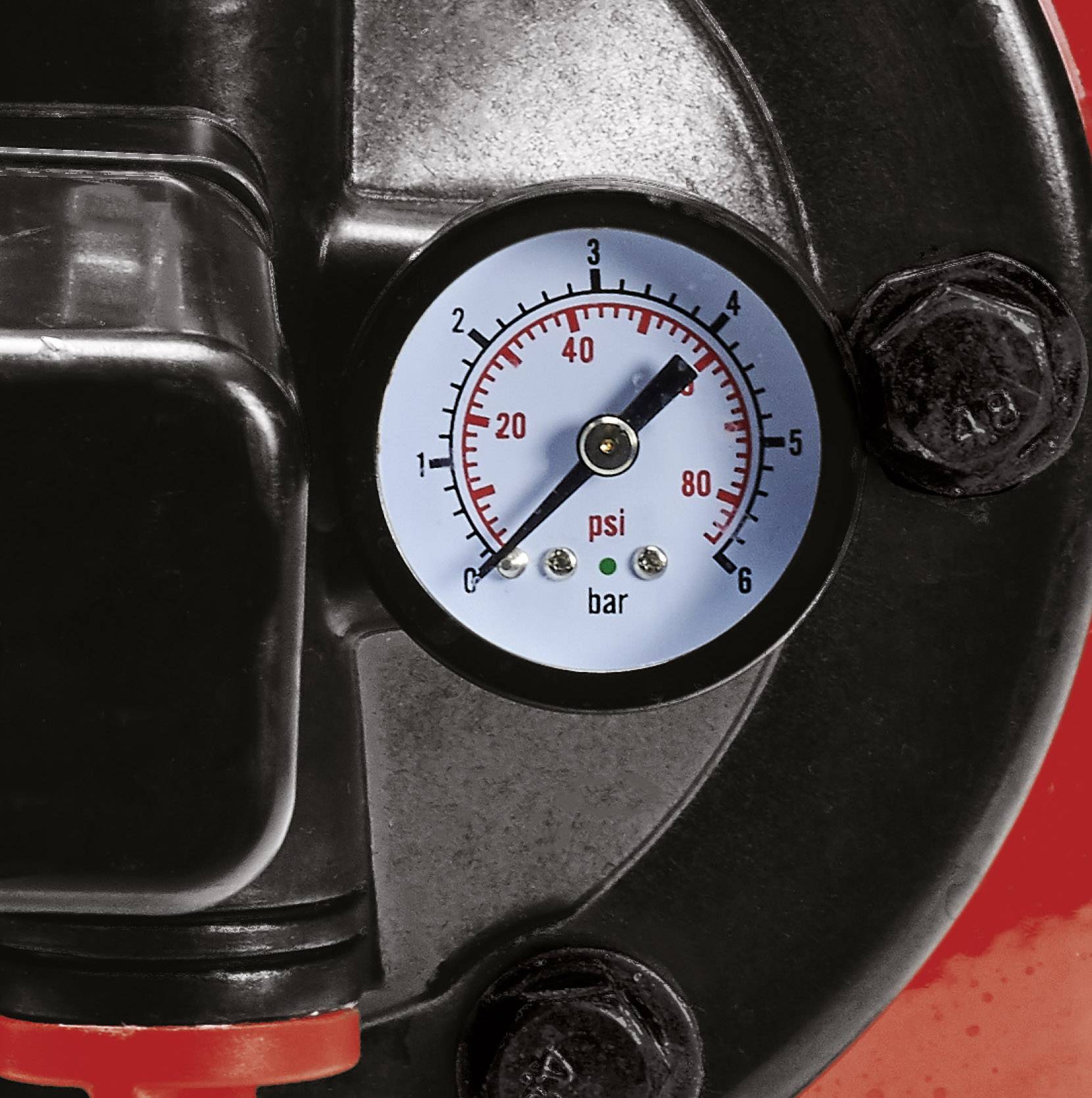 Ein Druckmesser in Nahaufnahme zeigt etwa 11 psi und 0,8 bar. Der Hintergrund ist dunkel, das Zifferblatt ist hell umrandet.