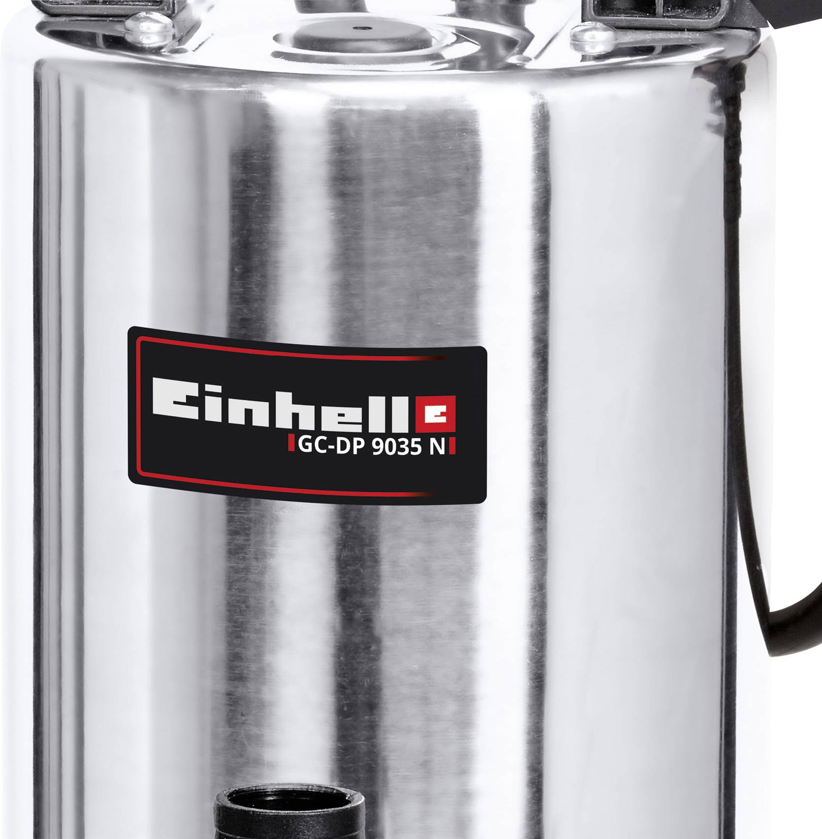 Eine silberne Wasserpumpe mit einem schwarzen und roten Hersteller-Etikett mit der Aufschrift 'Einhell GC-DP 9035 N'.
