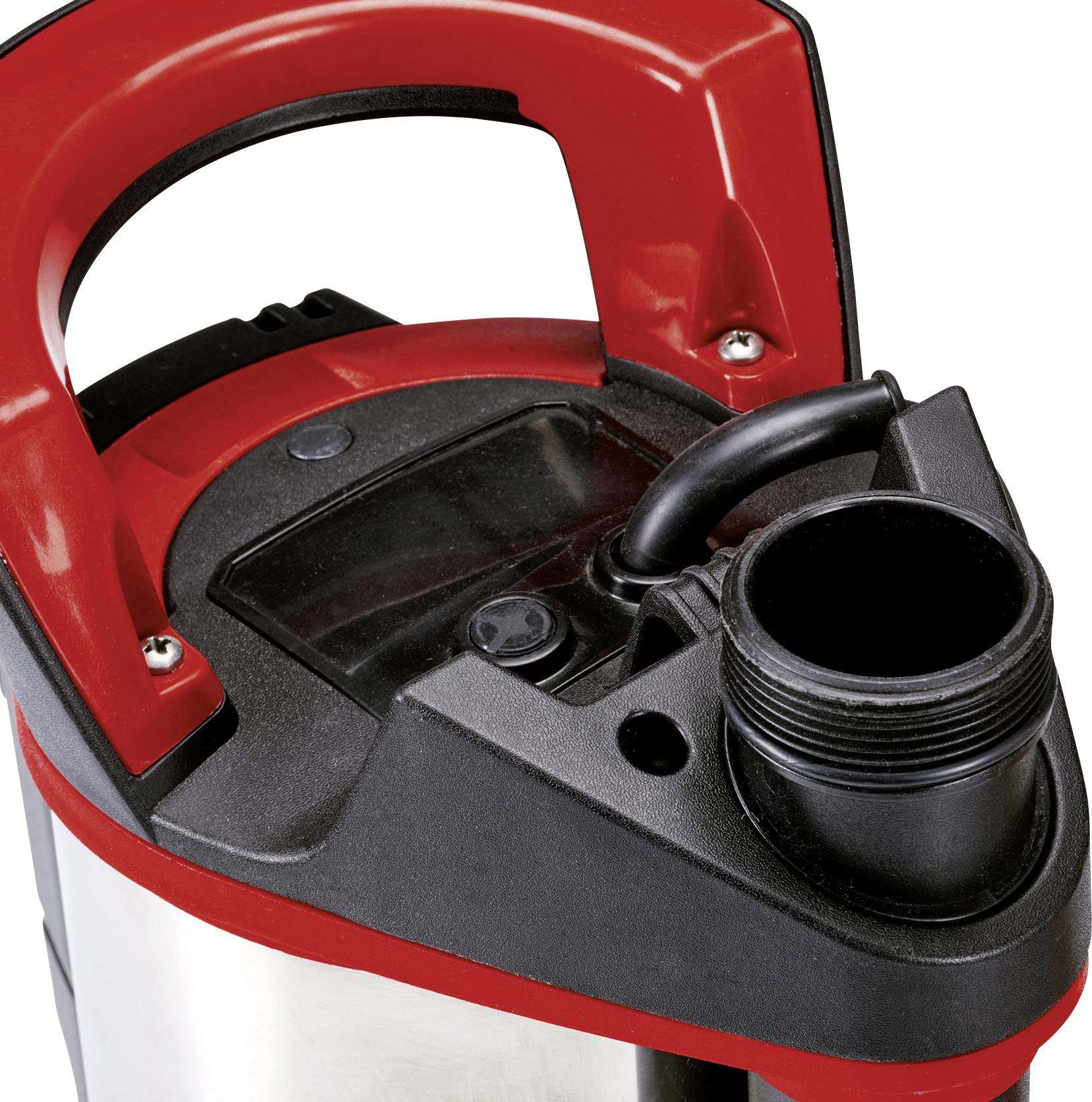 Die Abbildung zeigt eine Nahaufnahme einer roten Wasserpumpe mit schwarzem Griff und Schlauchanschluss, die Stabilität und Funktionalität vermittelt.