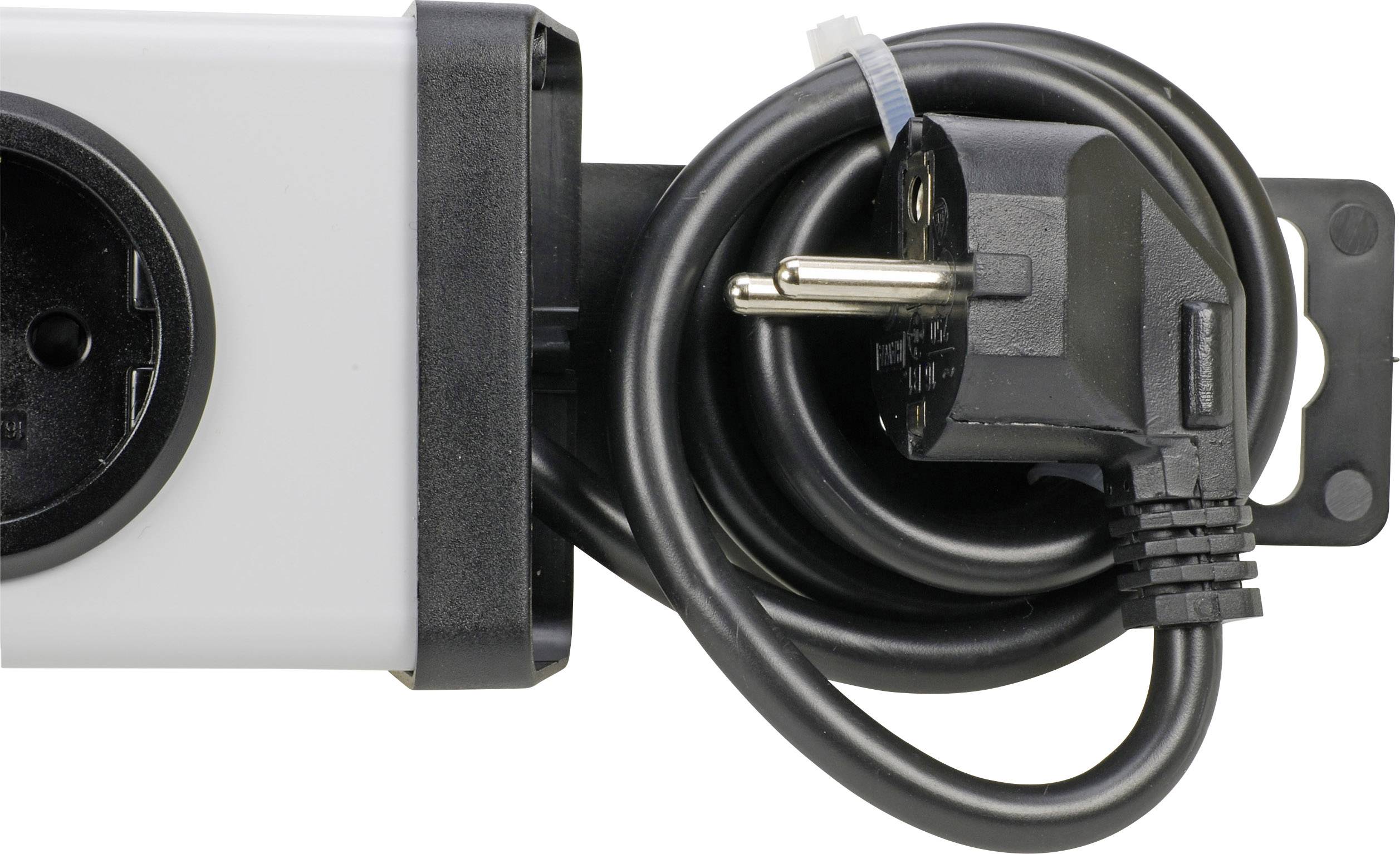 Ein schwarzer, europäischer Stecker an einem weißen Kabel liegt neben einer weißen Steckdosenleiste.
