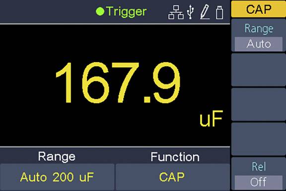 Messgerät-Display zeigt Kapazität: 167,9 uF im Auto-Modus. Oben links: 'Trigger', rechts: 'CAP', darunter weitere Optionen.