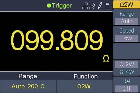 Bild eines digitalen Messgeräts. Die Anzeige zeigt '099.809 Ω'. Oberer Bildschirmrand: 'Trigger', seitliche Optionen: 'Range', 'Speed', 'Rel'.