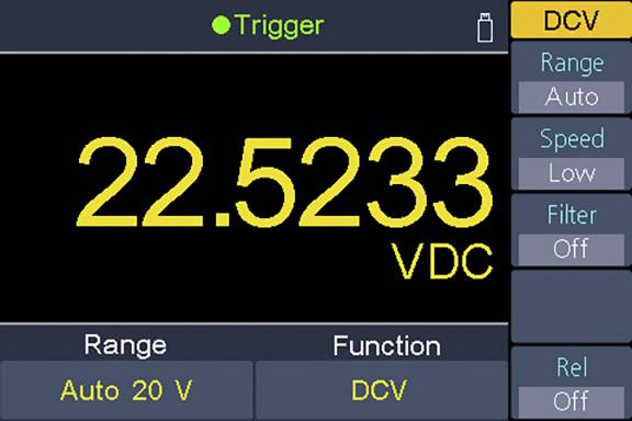 Multimeter-Display zeigt: '22.5233 VDC' für Gleichspannung. Einstellungen: Bereich Auto 20 V, niedrige Geschwindigkeit. Trigger aktiviert.