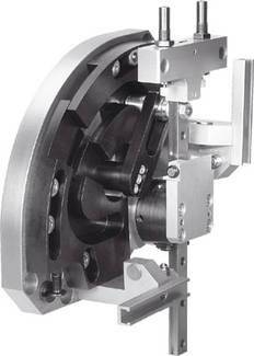 Mechanischer Teil eines Geräts mit halbkreisförmiger Metallscheibe, Hebeln und Befestigungen, zeigt industrielle Präzisionstechnik.
