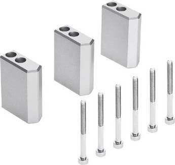 Set von drei rechteckigen Metallplatten mit je zwei Löchern und sechs Schrauben mit Unterlegscheiben, auf weißem Hintergrund.