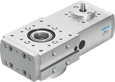 Ein silberner pneumatischer Antrieb von Festo, rechteckige Form, mit mehreren Schraublöchern und einer zentralen Öffnung, seitlich beschriftet.