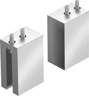 Zwei rechteckige Metallblöcke mit je zwei herausragenden zylindrischen Bolzen, einer hat eine U-förmige Aussparung. Sie scheinen technische Komponenten zu sein.