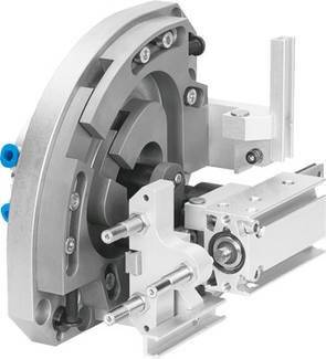 Eine komplexe Metallmaschine mit Zahnrädern und mechanischen Teilen, möglicherweise Teil eines industriellen Fertigungsprozesses.