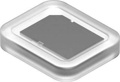 Eine schwarze Speicherkarte liegt in einer transparenten, rectangularen Plastikverpackung.