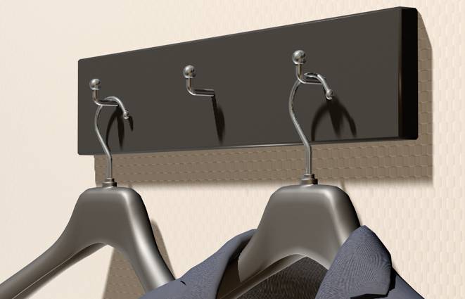 Zwei Jacken hängen an modernen Kleiderbügeln, die an einer schwarzen Wandhakenleiste befestigt sind.