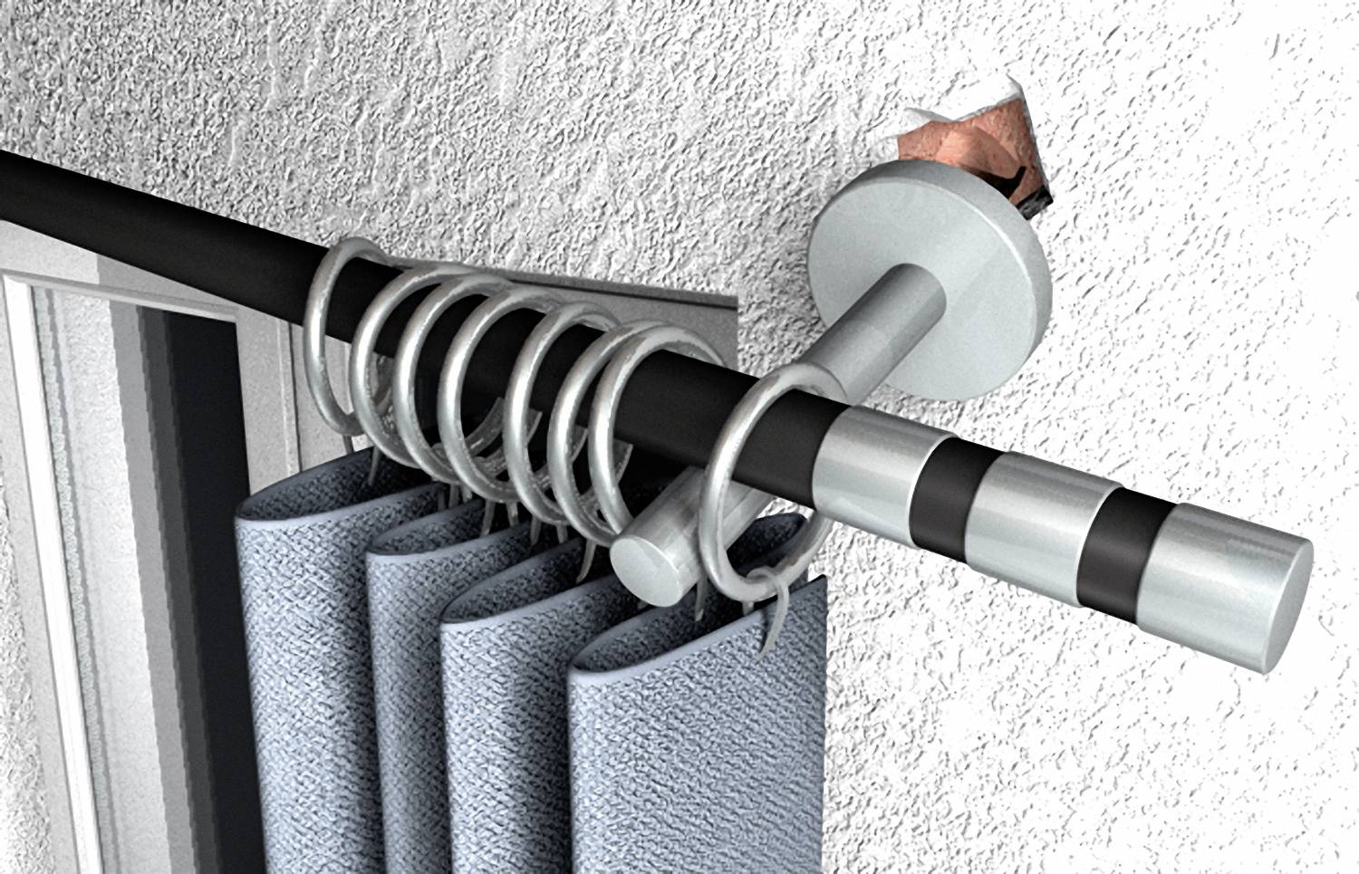 Vorhangstange mit mehreren silbernen Ringen, an der blaue Vorhänge hängen. Die Halterung ist von der Wand gelöst.