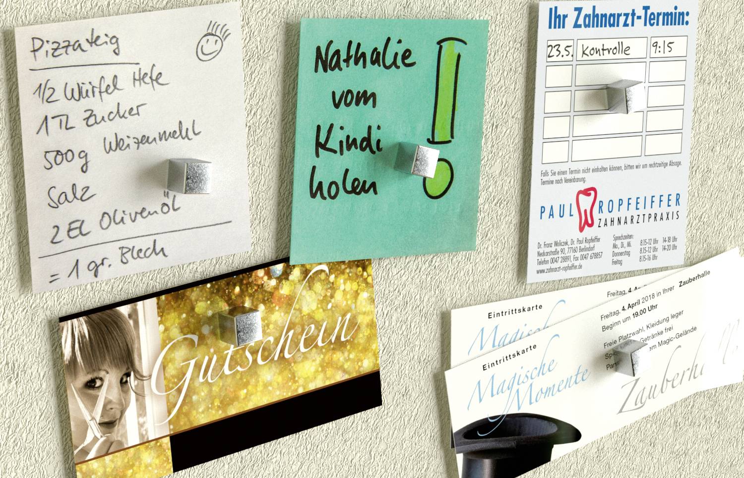 Pizza-Rezept mit Zutaten; Notiz 'Nathalie vom Kindi holen'; Zahnarzttermin am 23.5.; Gutschein, 'Magische Momente'-Eintrittskarten.