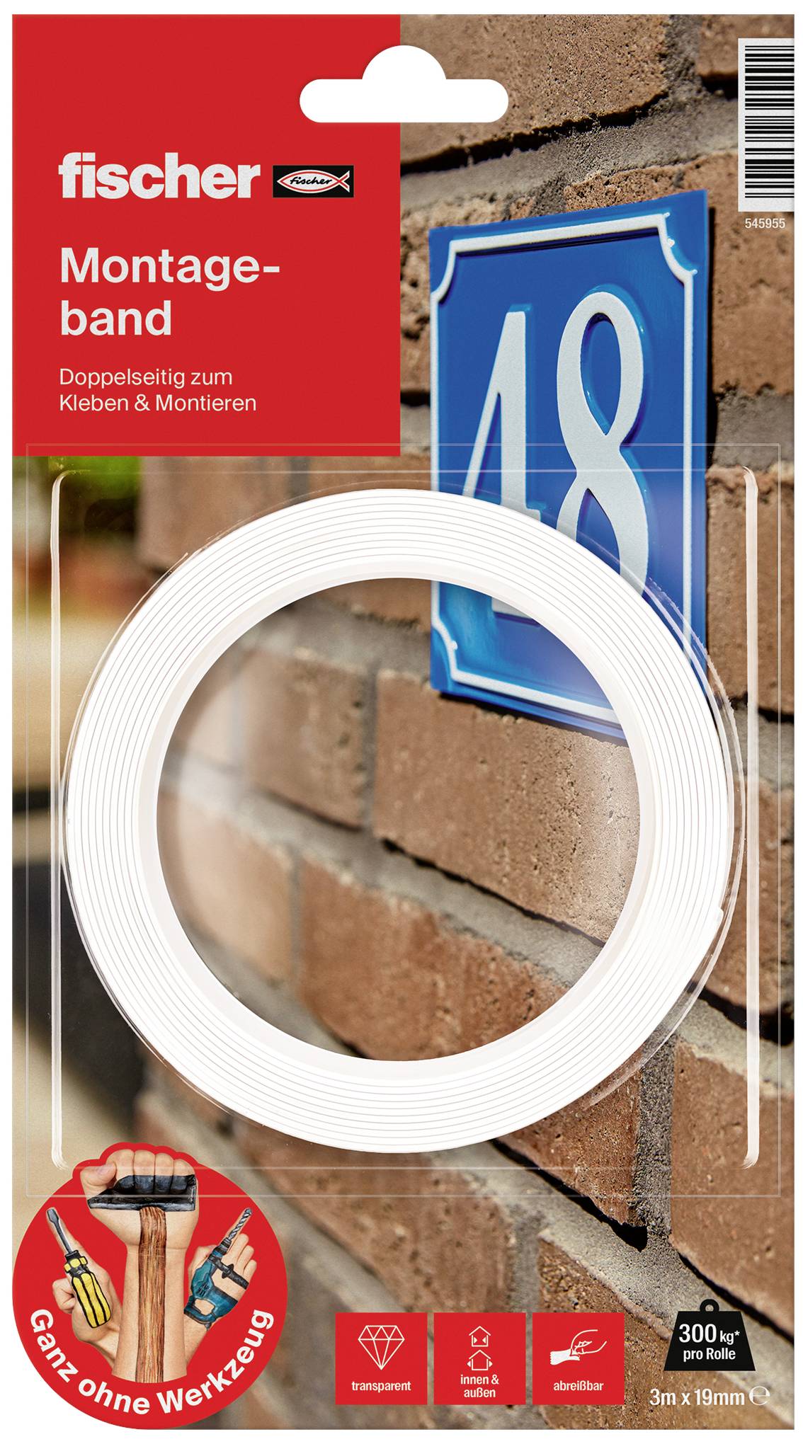 'Montageband' von Fischer, doppelseitig klebend zum Anbringen von Gegenständen. Zeigt Anwendung an einer Hausnummer auf einer Backsteinmauer.