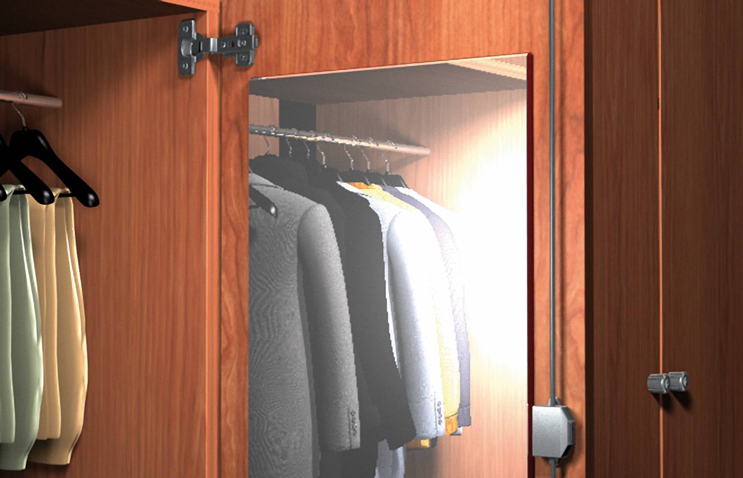 Offener Holzkleiderschrank mit hängender Kleidung und einer verspiegelten Tür, die Hemden im Inneren widerspiegelt.